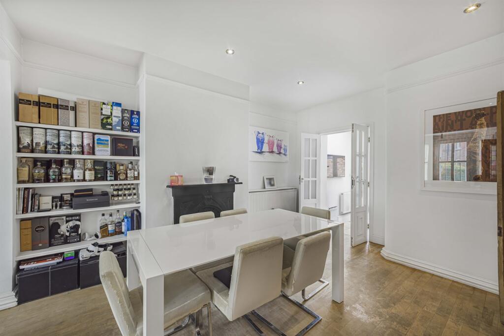 3 bedroom terraced house for sale in Elm Road, Hale, Altrincham, WA15